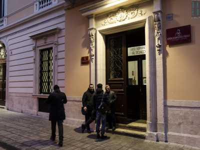 L'ingresso del liceo. Lo stabile risale al 1882 e apparteneva al signor Prosper Chartroux che lo fece costruire come propria dimora